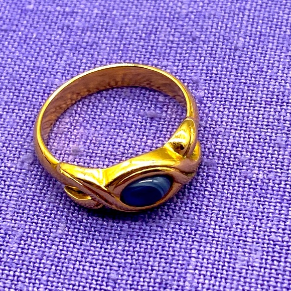 Vintage Avon ring size 7.75 gold tone with a blue center stone 🌷🌺 - Picture 2 of 7